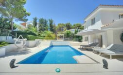 Modern pool with sun loungers and white villa in Santa Ponça, surrounded by Mediterranean greenery.