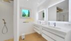 Elegantes Doppelwaschbecken mit LED-Spiegelbeleuchtung und geräumiger Ablage