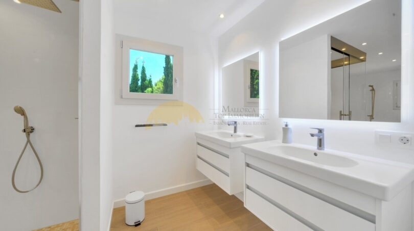Elegantes Doppelwaschbecken mit LED-Spiegelbeleuchtung und geräumiger Ablage