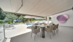 Terrasse mit Blick auf den Pool