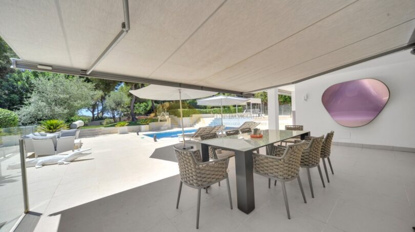 Terrasse mit Blick auf den Pool