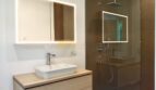 Modernes Badezimmer der Neubau Villa Sol de Mallorca mit Waschtisch, LED-Spiegel und ebenerdiger Dusche