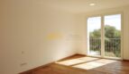 Helles, leeres Zimmer mit Holzboden und Balkon mit Naturblick in Neubau Villa Sol de Mallorca