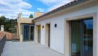Moderne Dachterrasse der Neubau-Villa in Sol de Mallorca mit Natursteintreppe und großen Glasschiebetüren