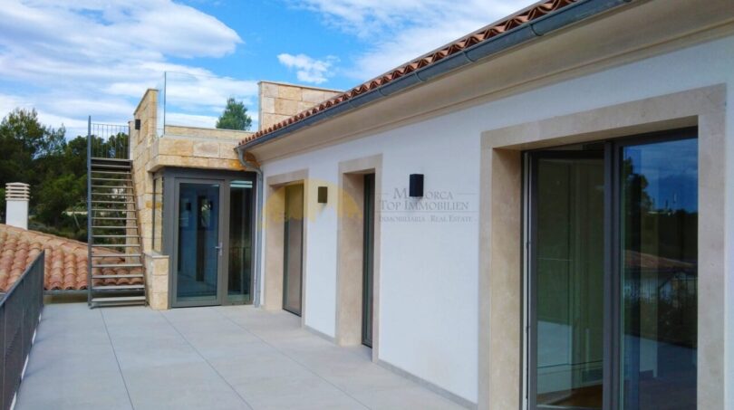 Moderne Dachterrasse der Neubau-Villa in Sol de Mallorca mit Natursteintreppe und großen Glasschiebetüren