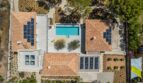 Luftaufnahme Villa Sol de Mallorca: Terrakotta-Dächer mit Solarpanelen, Pool und Gartenanlage