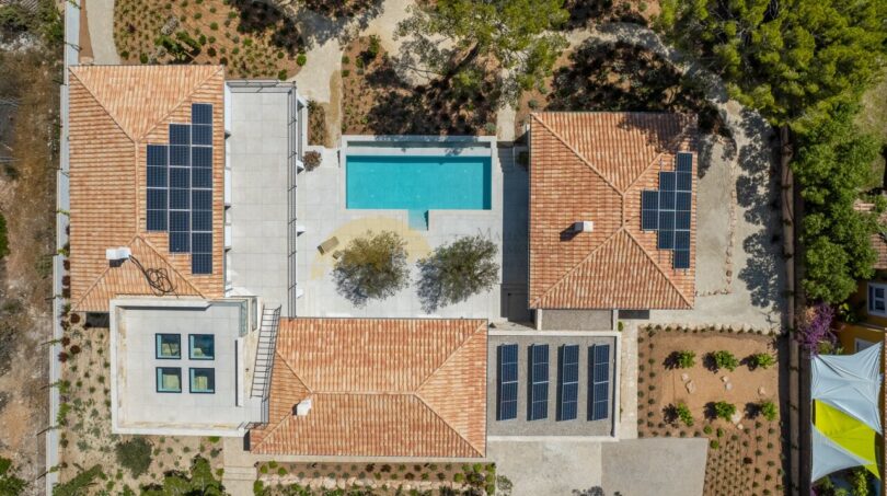 Luftaufnahme Villa Sol de Mallorca: Terrakotta-Dächer mit Solarpanelen, Pool und Gartenanlage