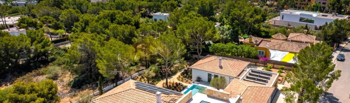 Luftaufnahme Neubau-Villa Sol de Mallorca mit Pool, Solardach, mediterranem Garten und Meerblick