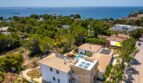 Luftaufnahme Neubau-Villa Sol de Mallorca mit Pool, Solardach, mediterranem Garten und Meerblick