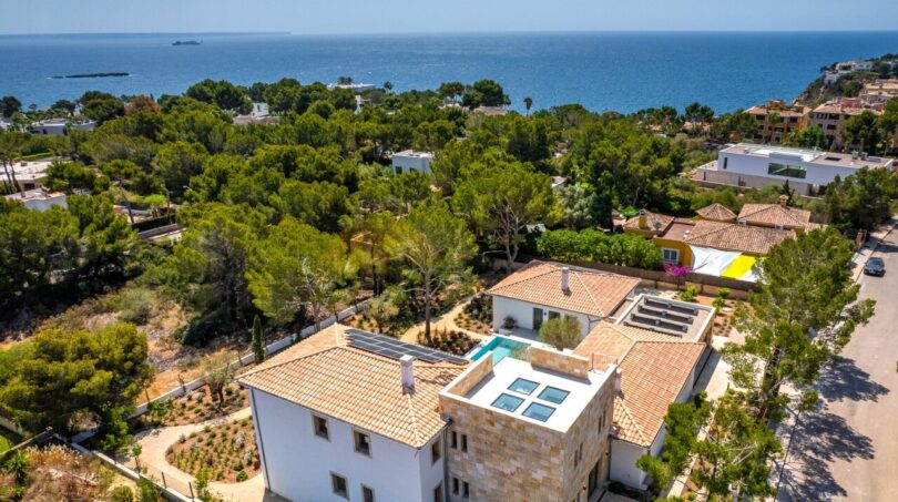 Luftaufnahme Neubau-Villa Sol de Mallorca mit Pool, Solardach, mediterranem Garten und Meerblick