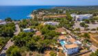Luftaufnahme Neubau-Villa Sol de Mallorca mit Pool, Meerblick und mediterraner Umgebung