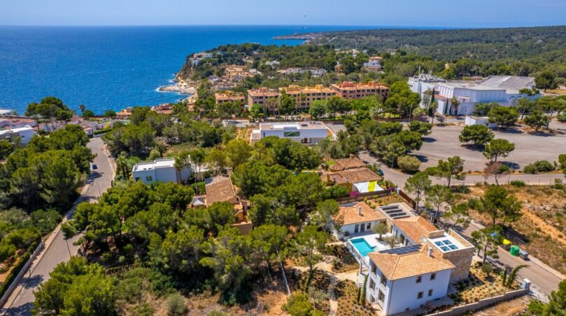 Luftaufnahme Neubau-Villa Sol de Mallorca mit Pool, Meerblick und mediterraner Umgebung