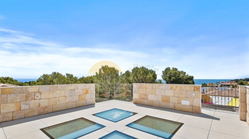 Dachterrasse der Neubau-Villa in Sol de Mallorca mit Glasböden, Natursteinmauern und Meerblick