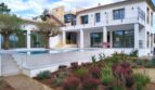Neubau Villa Sol de Mallorca: Außenansicht mit Pool, Terrasse, Balkon und mediterranem Garten