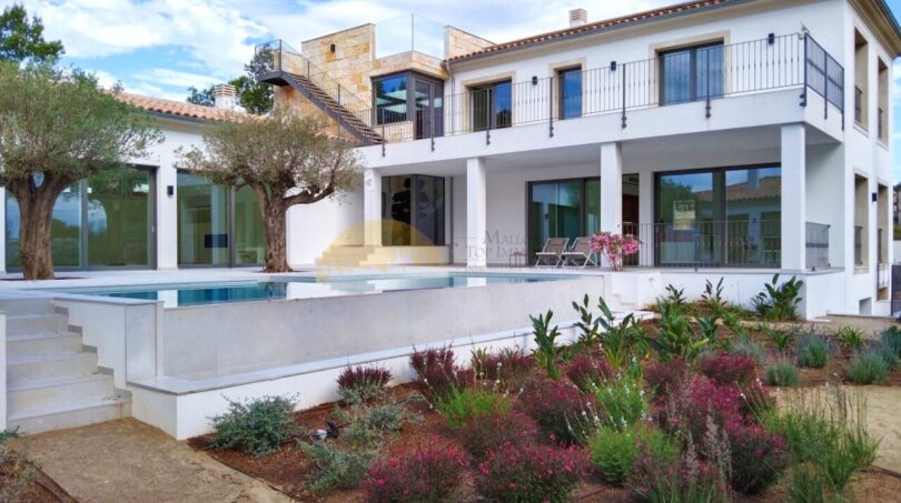 Neubau Villa Sol de Mallorca: Außenansicht mit Pool, Terrasse, Balkon und mediterranem Garten