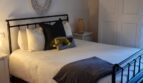 Schlafzimmer der Finca mit Doppelbett, Steingewölbedecke und Holzboden in Felanitx