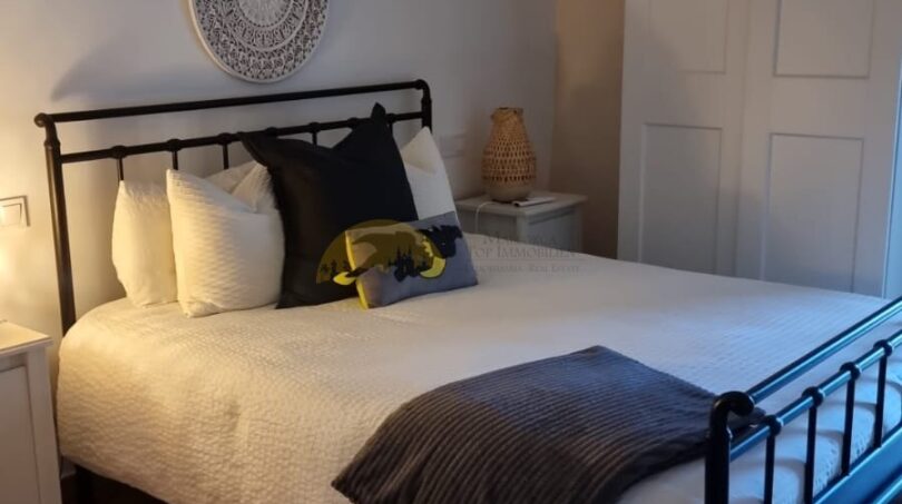 Schlafzimmer der Finca mit Doppelbett, Steingewölbedecke und Holzboden in Felanitx