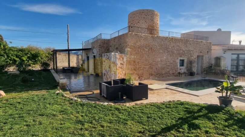 Rustikale Finca in Felanitx mit Natursteinturm, Pool und gepflegtem Garten