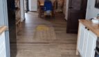 Gewölbeküche mit Holzdielen, Jute-Teppichen und Blick ins Esszimmer der Finca in Felanitx