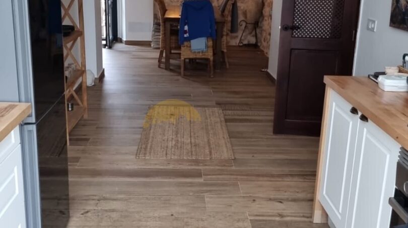 Gewölbeküche mit Holzdielen, Jute-Teppichen und Blick ins Esszimmer der Finca in Felanitx