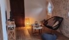 Gewölbtes Wohnzimmer der Finca Felanitx mit Natursteinwänden, Holzboden und mediterranem Boho-Stil