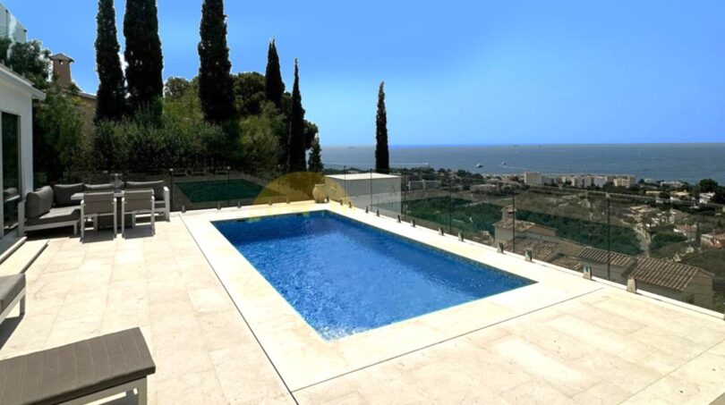 Pool mit Meerblick