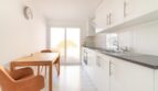Helle modernisierte Küche mit Essbereich, weißen Einbauschränken und Balkonzugang in zentraler Wohnung im Arenal, Palma