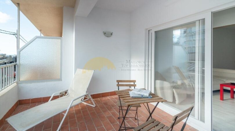 Sonniger Balkon mit Liegestuhl, Bistrotisch und Stühlen, Terrakottafliesen und Zugang zum Wohnbereich in Arenal