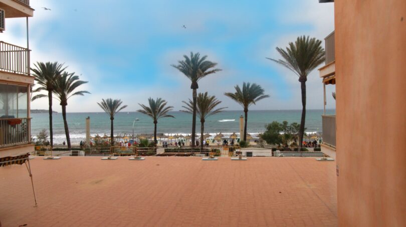Blick von der Terrasse auf das Meer