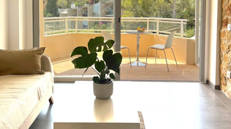 Wohnzimmer mit Blick auf die Terrasse