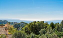 Elegant detached house in the sought-after residential area of Génova.