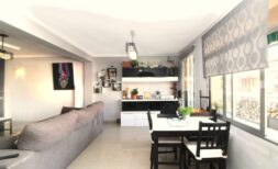 Charming bright apartment near the beach of Cala Estancia