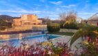 Außenbereich der Finca in Son Macià mit Pool, Steinterrasse, Garten und Blick auf das Rustikal-Steinhaus.