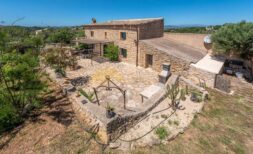 Finca exclusiva con pista de tenis, piscina y licencia de alquiler vacacional - Un oasis de paz y elegancia