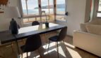Helles Wohnzimmer mit Esstisch und direktem Meerblick durch große Fenster, Strandlage Magaluf