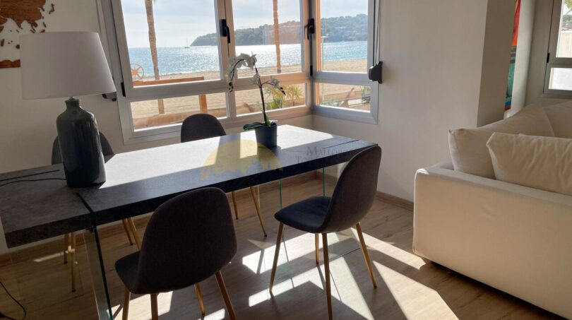 Helles Wohnzimmer mit Esstisch und direktem Meerblick durch große Fenster, Strandlage Magaluf