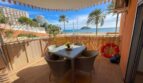 Sonnige Terrasse mit Rattanmöbeln und direktem Meerblick in Strandnähe, Calvia-Magaluf