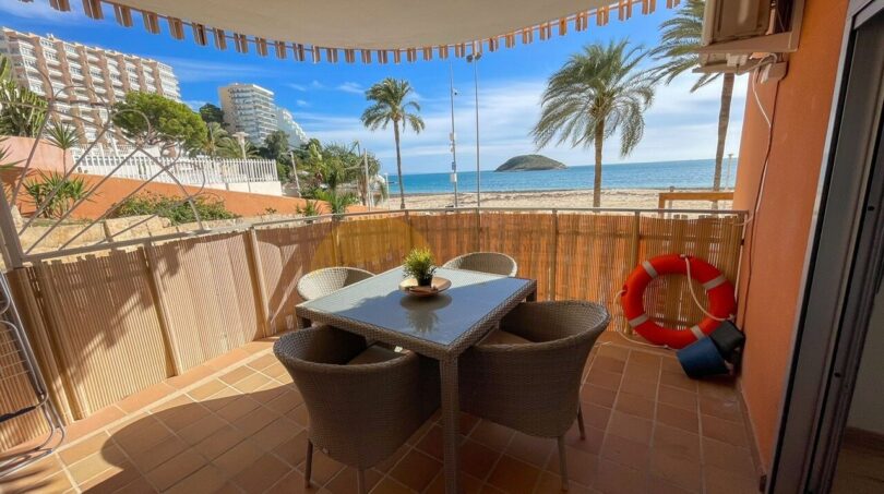 Sonnige Terrasse mit Rattanmöbeln und direktem Meerblick in Strandnähe, Calvia-Magaluf