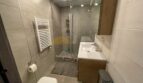 Modernes Badezimmer mit Glasdusche, Handtuchheizung und Holzunterschrank im Strandapartment Magaluf