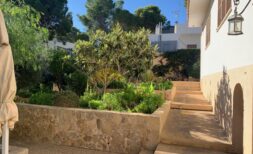 Solid detached house with versatile design potential