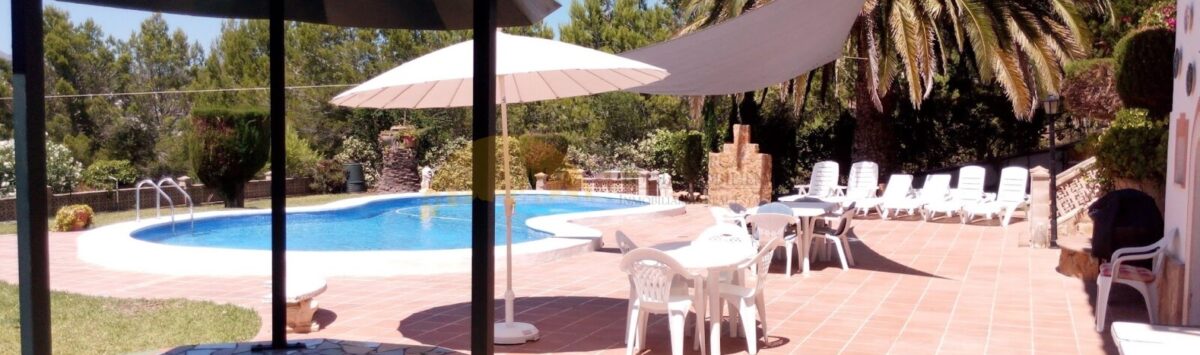 Bild zum Objekt: Villa mit 6 Zimmern, 3 Bädern, Terrassen & Pool zur Miete