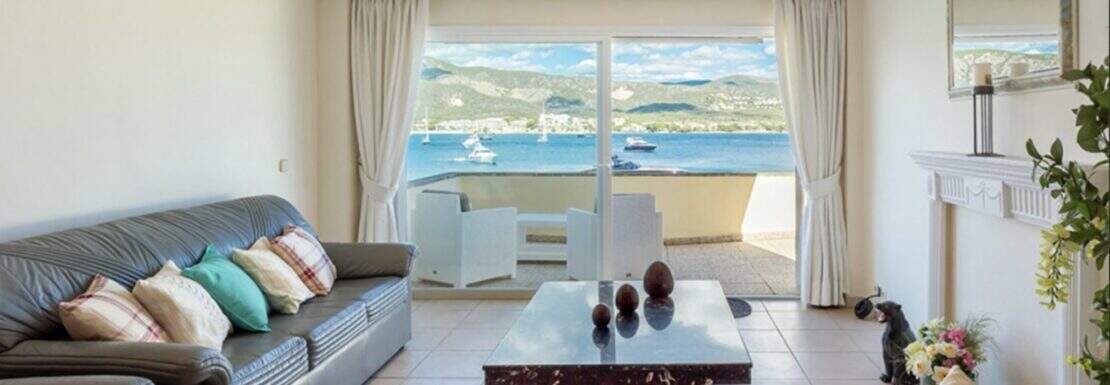 Wohnzimmer mit Blick auf das Meer