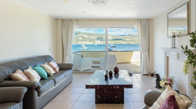 Wohnzimmer mit Blick auf das Meer