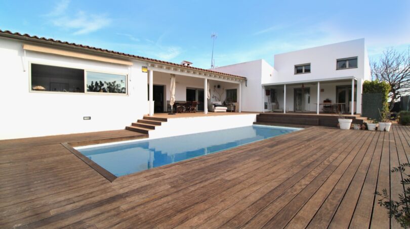 Pool mit Blick auf die Terrasse