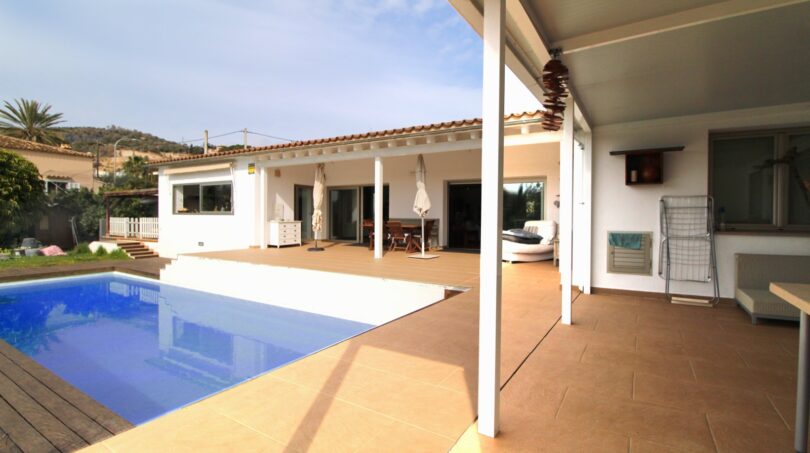 Pool vom Haus