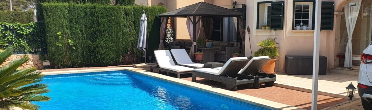 Bild zum Objekt: 182m² DHH mit 4 SZ, 4 Bädern und Salzwasserpool zum Verkauf