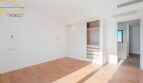 Helles Schlafzimmer mit Einbauschrank und Holzparkett im Neubau-Landhaus bei Porto Cristo