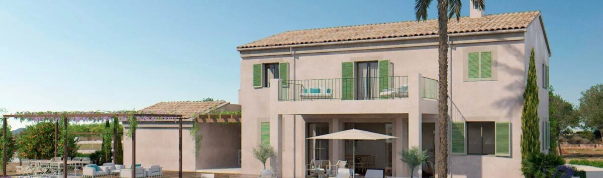 Vista exterior de la nueva casa de campo Porto Cristo con piscina, terraza de madera, palmera y jardín mediterráneo