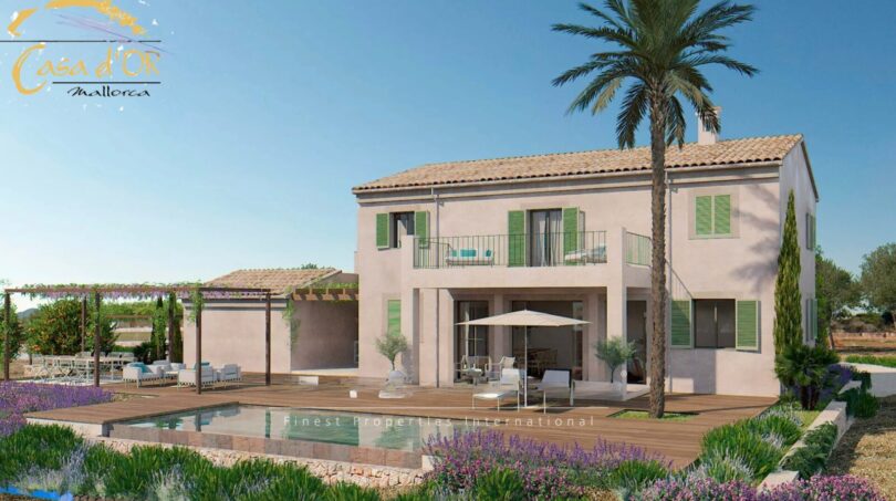 Vista exterior de la nueva casa de campo Porto Cristo con piscina, terraza de madera, palmera y jardín mediterráneo