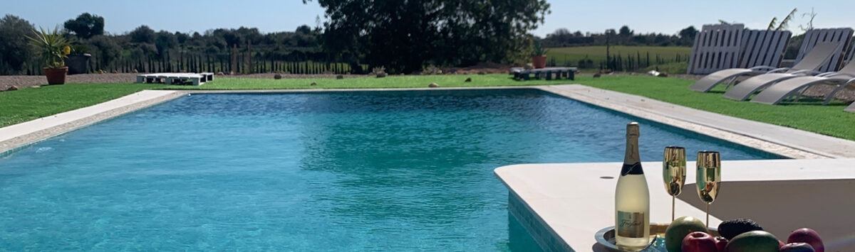 Vista de la propiedad: Casa con 5 habitaciones, garaje, piscina y vistas a la montaña en venta